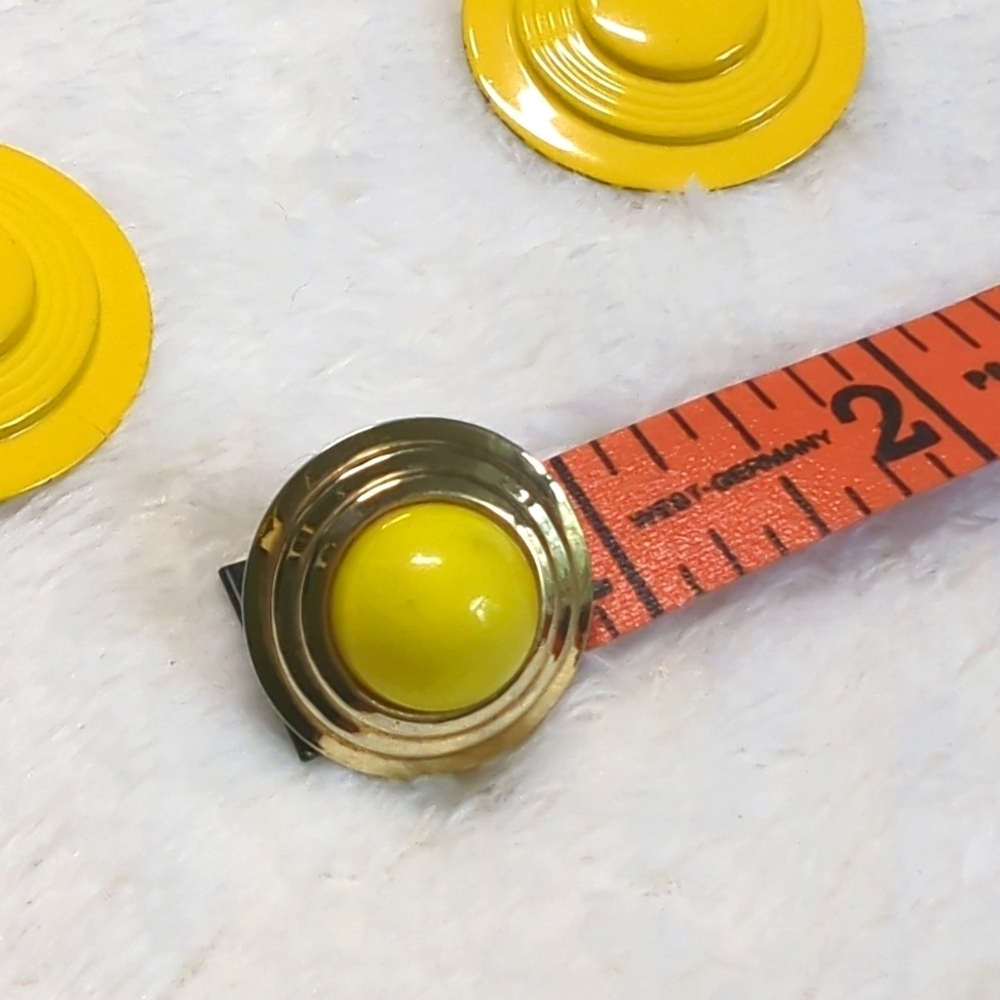Vintage 70's Yellow Enamel and Goldtone Clip Earrings - Qty 2 pairs - Picture 7 of 7